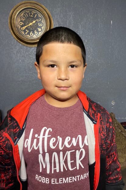 Roger Torres, 10 anos. Rogelio foi fotografado com a camisa da escola, onde o assaltante, Salvador Ramos, entrou com armas de fogo e provocou um terrível massacre.