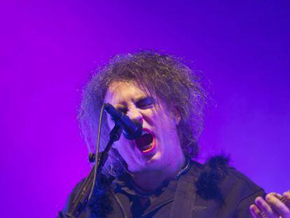 El líder de la banda The Cure, Robert Smith, durante el concierto.