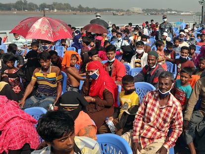 Decenas de rohingyas a bordo de uno de los barcos que trasladan a más de 1.600 refugiados a la isla de Bhashan Char.