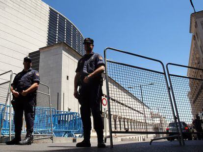 Agentes de la Polic&iacute;a Nacional custodian el vallado met&aacute;lico del Congreso.