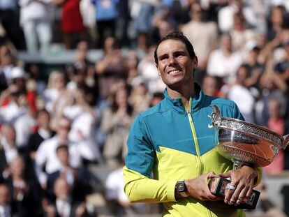 Rafa Nadal levanta el trofeo de Roland Garros tras su victoria frente a Casper Ruud en París.