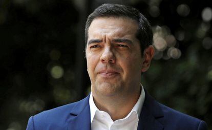 El primer ministro griego, Alexis Tsipras, afuera de su residencia en Atenas.