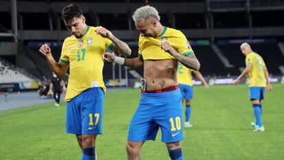 Lucas Paquetá y Neymar celebran el gol ante Perú.