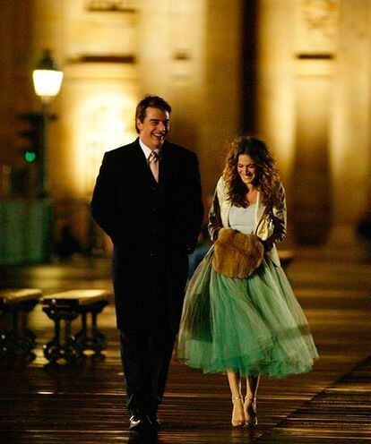 Carrie empieza la serie paseando por Nueva York con una falda de tul y lo termina (junto al ‘príncipe’), en París y con tules.