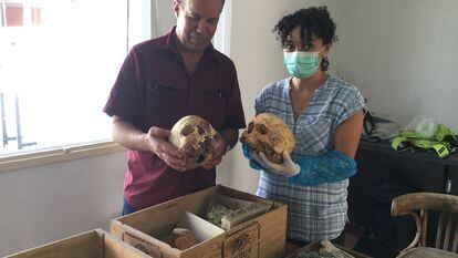 Youssef Bokbot, del Instituto Nacional de Arqueología de Marruecos, y Cristina Valdiosera, de la Universidad de Burgos, sostenien dos cráneos del yacimiento marroquí de Ifri Ouberrid.