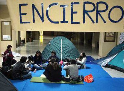 Encierro de estudiantes en la Universidad Complutense (Madrid) en contra del plan de Bolonia.
