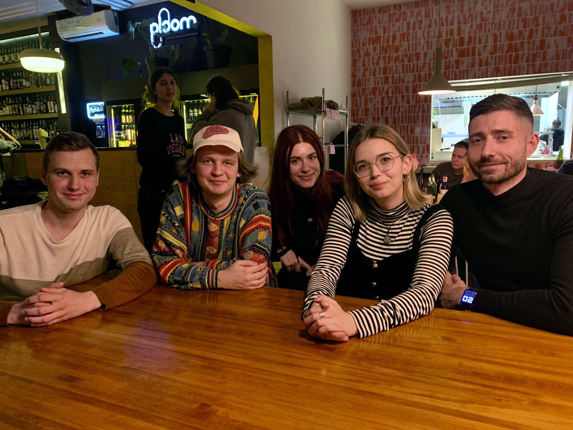 De izquierda a derecha, Dominik Saczko, Michal Grzebowski, Aleksandra Melaniuk, Milena Kubiczek y Michal Tatol, este jueves en el bar Resort, de Varsovia.