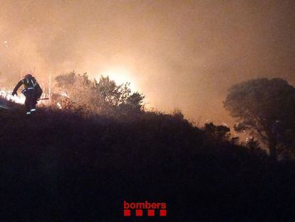 Un efectivo de Bomberos de la Generalitat trabaja en la extinción de un incendio forestal en Selva del Camp (Tarragona).