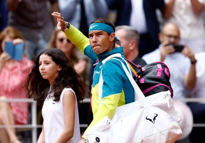 Rafael Nadal saluda al público asistente a la final de Roland Garros. Nadal define a su rival en París como un alumno metódico y ejemplar. Lo acogió en la academia cuando era el 143º de la ATP y observa con agrado cómo el noruego (diestro, fuerte, revés a dos manos) ha ido abriéndose paso en el circuito profesional.