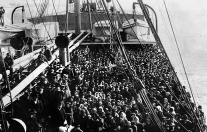 Barco de inmigrantes rumbo a Ellis Island en 1906.