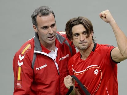 Ferrer celebra junto a Corretja la victoria ante Stepanek