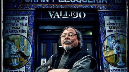 El dise&ntilde;ador Alberto Corazon frente a la peluqueria Vallejo, en Lavapi&eacute;s. 