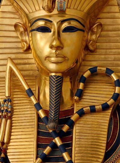 La copia de la máscara de oro de Tutankamón.
