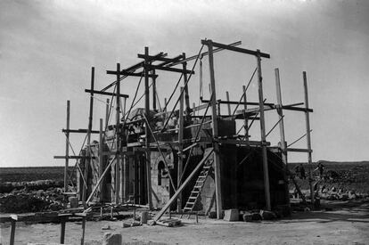 En los 13 siglos de historia de San Pedro de la Nave, uno de los momentos más delicados fue su traslado en 1930 por la construcción de la presa de Ricobayo. El monumento fue desmontado hasta su nueva ubicación. Esta es una imagen de los trabajos que se acometieron entonces.