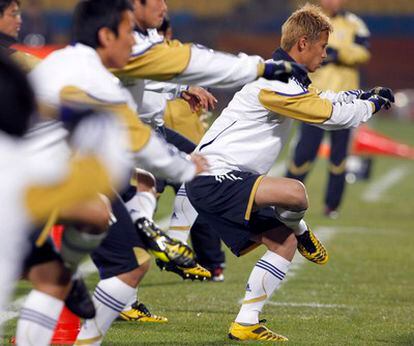 Keisuke Honda realizar ejercicios durante un entrenamiento de Japón