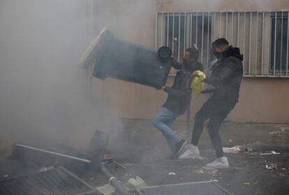 Choques entre manifestantes kurdos y la policía, el 24 de diciembre de 2022, en París.