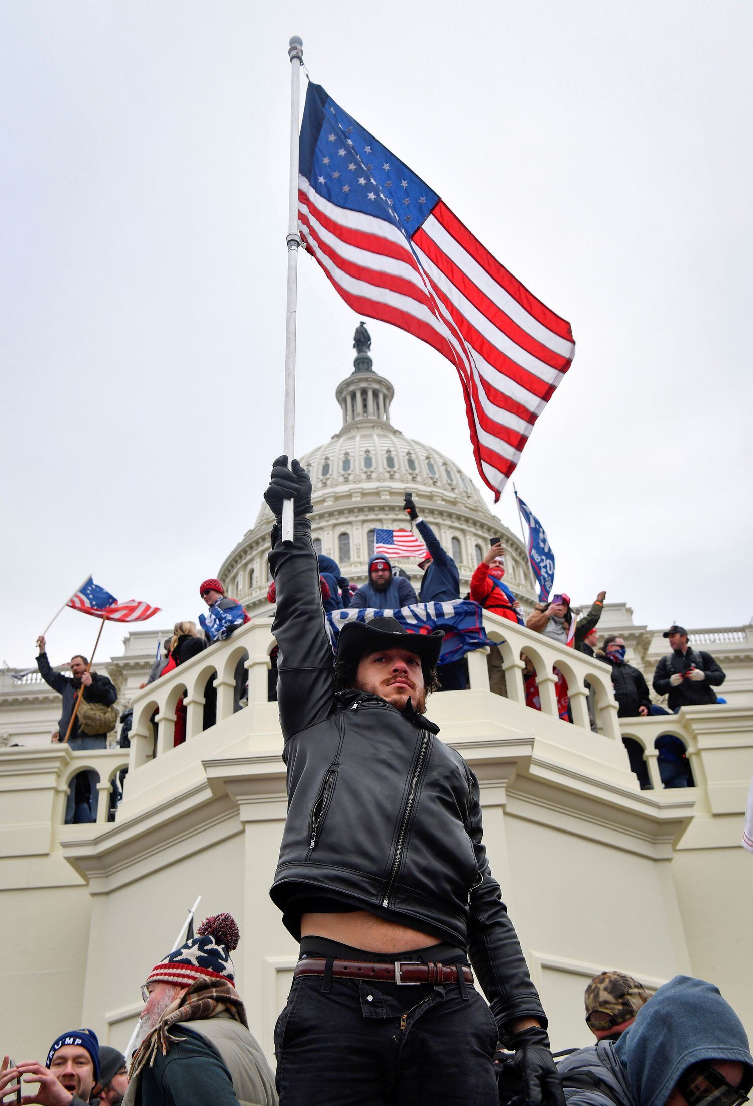 Seguidores del todavía presidente de Estados Unidos, Donald Trump, ocupan el edificio del Capitolio, en Washington, el pasado 6 de enero de 2021.