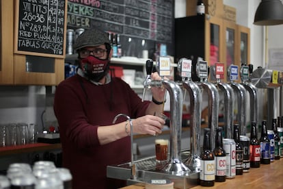 Dani pone una caña en el bar de su fábrica vallecana CCVK.