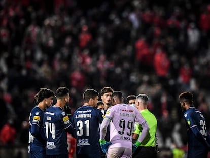 Los jugadores del Belenenses hablan con el árbitro antes del inicio del partido contra el Benfica en Lisboa.