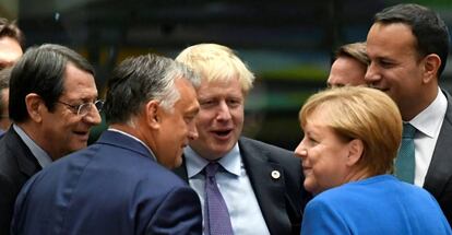 El primer ministro británico, Boris Johnson, dialoga con la canciller alemana, Angela Merkel, y otros líderes europeos.