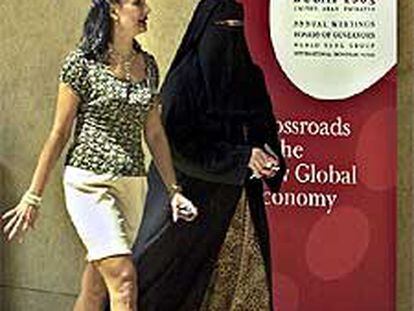 Dos responsables financieras, de India y de los Emiratos, en Dubai en 2003. 

/ AP