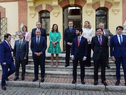 Mañueco se coloca para la foto de familia de su gobierno, de nueve hombres y solo tres mujeres, esta mañana en Valladolid.