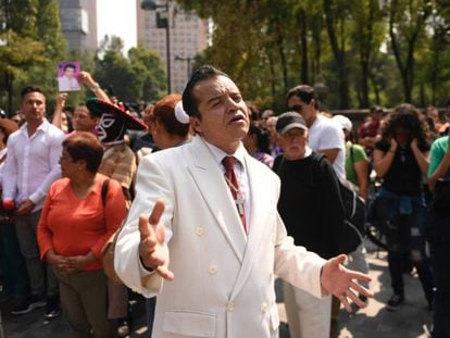 Un imitador de José José, en la Alameda de Ciudad de México.