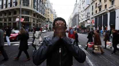 El camerunés Yafar, en la Gran Vía de Madrid, el pasado 28 de diciembre. / carlos rosillo (EL PAÍS)