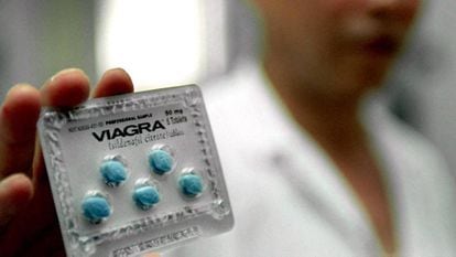 Un doctor muestra píldoras de Viagra.