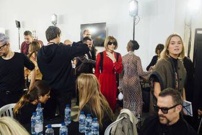 La directora de 'Vogue USA', Anna Wintour, en el 'backstage' de Paco Rabanne.
