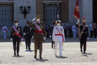 
El rey Felipe VI presidió un acto extraordinario de la Real y Militar orden de San Fernando este martes en el Palacio Real de Aranjuez. En la imagen, el monarca saluda militarmente al pasar revista a la guardia que le recibió con honores.