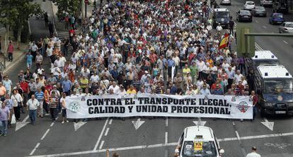 Protesta de los taxistas contra Uber, este martes en Madrid.