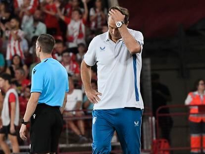 Lopetegui se lamenta en la banda durante el partido del Sevilla contra el Almería.