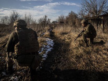 Soldados ucranianos en la línea de frente cerca de Pisky, la región del Donbás (Ucrania).
