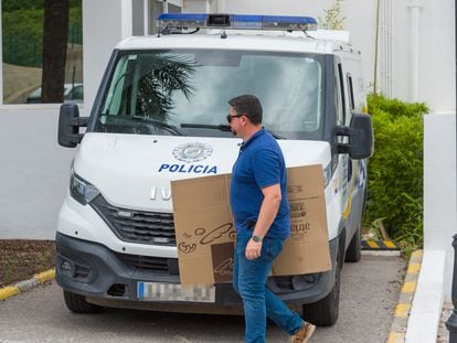 Un operativo lleva a cabo un registro en las instalaciones del Ayuntamiento de Sant Josep, este martes en la localidad ibicenca.