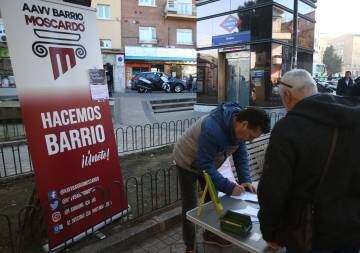 Vecinos de la Asociación del barrio de Moscardó montaron una mesa el viernes en la que informaron sobre la campaña por la tolerancia, entre otras.