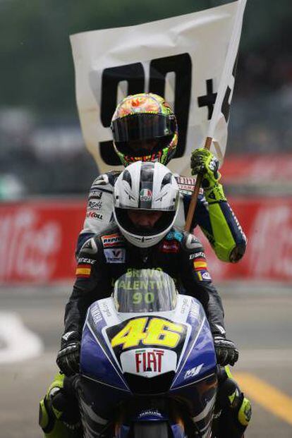 Ángel Nieto conduce la moto de Rossi para celebrar que el italiano había alcanzado las 90 victorias.