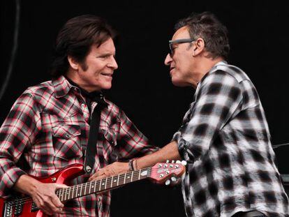 John Fogerty y Bruce Springsteen ayer en el Hard Rock Calling, en Londres.