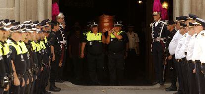 Policías municipales trasladan el féretro de Carmen Muñoz.