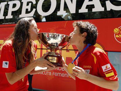 Valdemoro y Aguilar besan el trofeo.