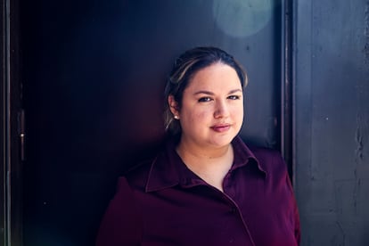 Gabriela García, desarrolladora de software, hacker y profesora, en la Gran Vía de Madrid. 