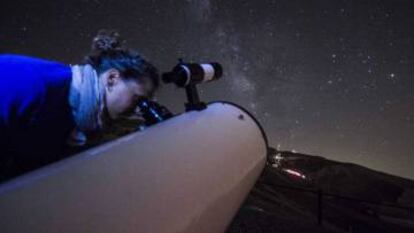 Una mujer observa las estrellas.