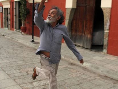 Toledo volando una cometa en Oaxaca.