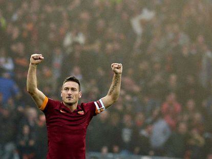 Totti celebra su segundo gol en el Ol&iacute;mpico de Roma.