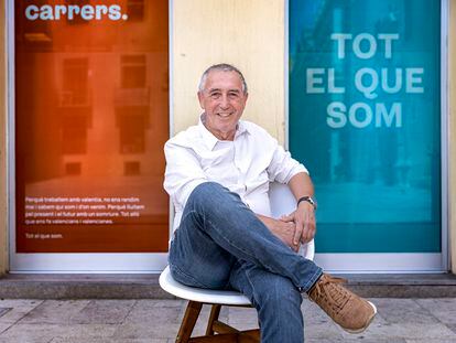 El candidato de Compromís a la presidencia de la Generalitat, Joan Baldoví, en la puerta de la sede, en Valencia, este lunes.