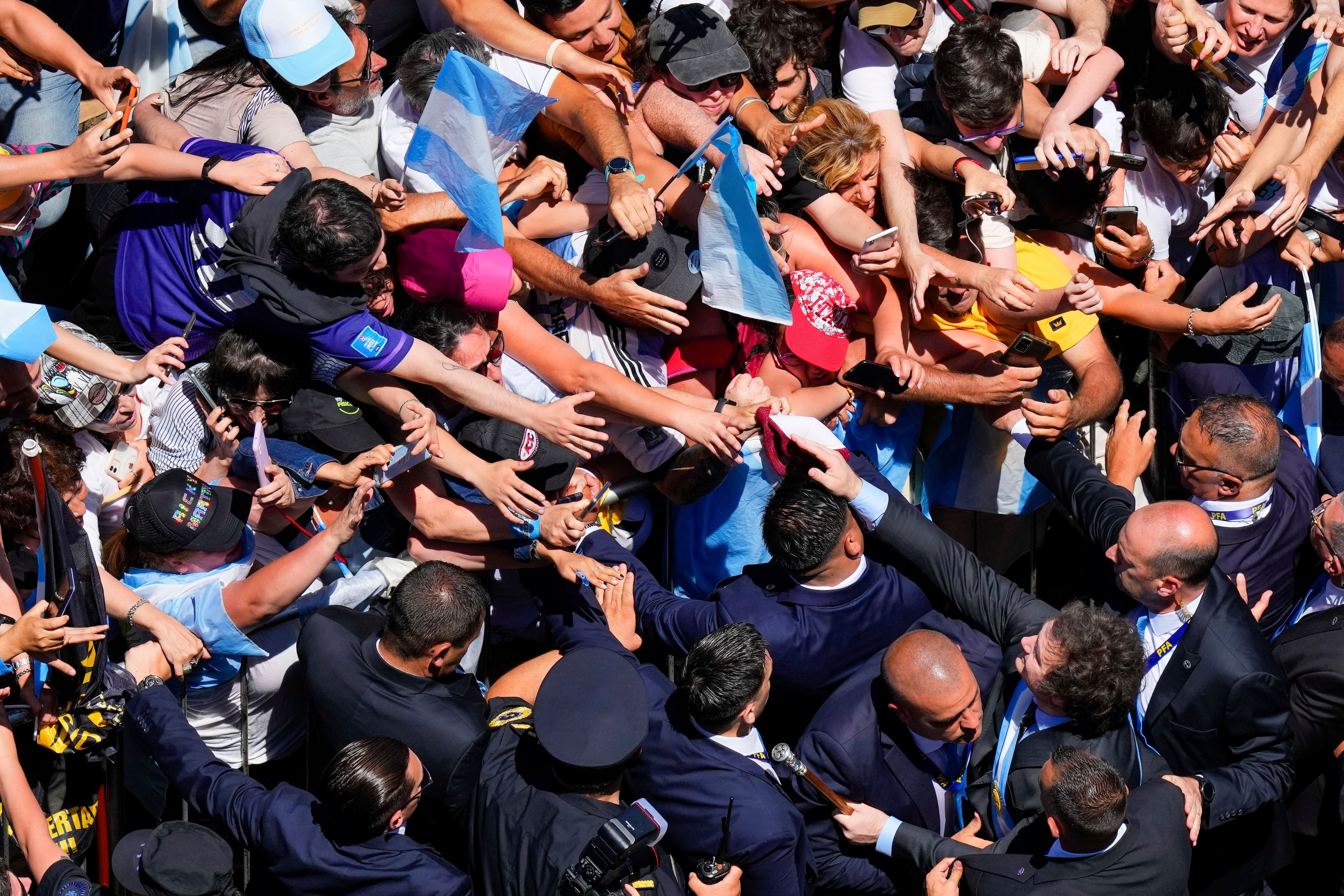 El recién juramentado presidente de Argentina, Javier Milei, saluda a sus seguidores
