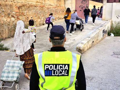 Un polic&iacute;a en la entrada de los ni&ntilde;os al colegio p&uacute;blico del barrio obrero de Son Roca, Palma.