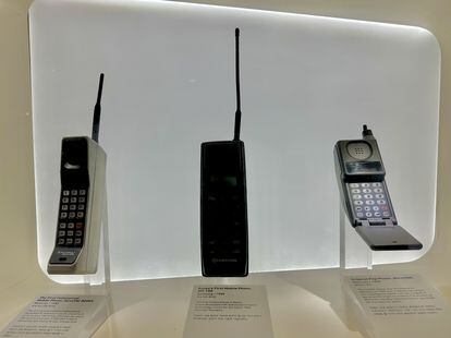 Los modelos DynaTAC y MicrtoTAC, ambos de Motorola.
