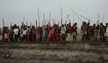 Campesinos de Bangladesh protestan contra el saqueo de arena en 2011.