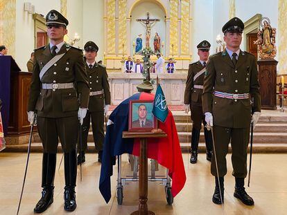 Un grupo de carabineros resguarda el ferétro de su compañero asesinado Daniel Palma, durante su funeral en Santiago, este 8 de abril.